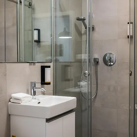 מלון דירות Castle Free Parking 4*
