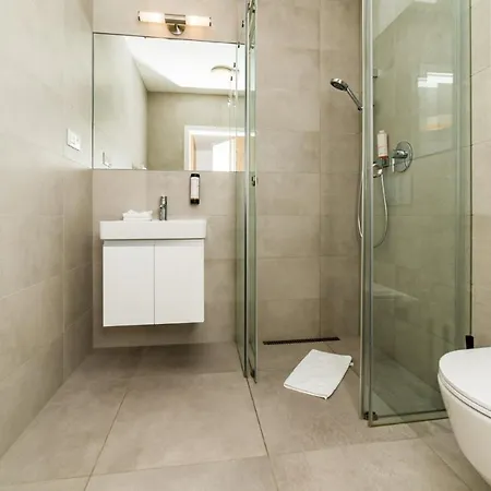 Castle Free Parking Apartahotel 4*