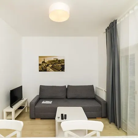 מלון דירות Castle Free Parking 4*