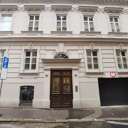 מלון דירות Castle Free Parking 4*