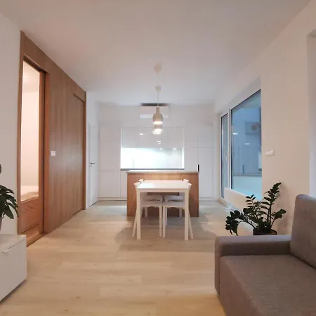 מלון דירות Castle Free Parking 4*